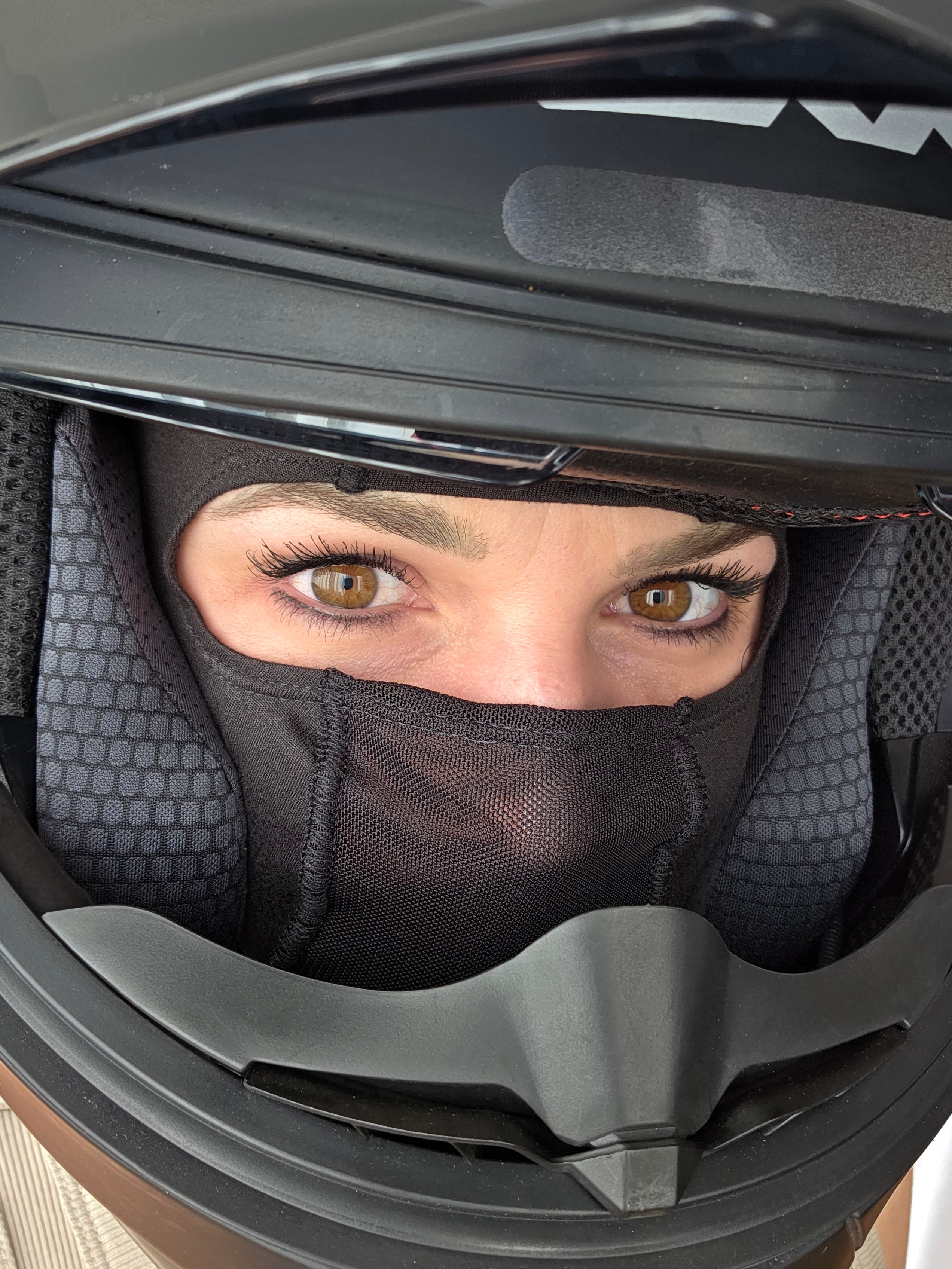 Sturmhaube für Motorradfahrerinnen mit Zopföffnung hinten