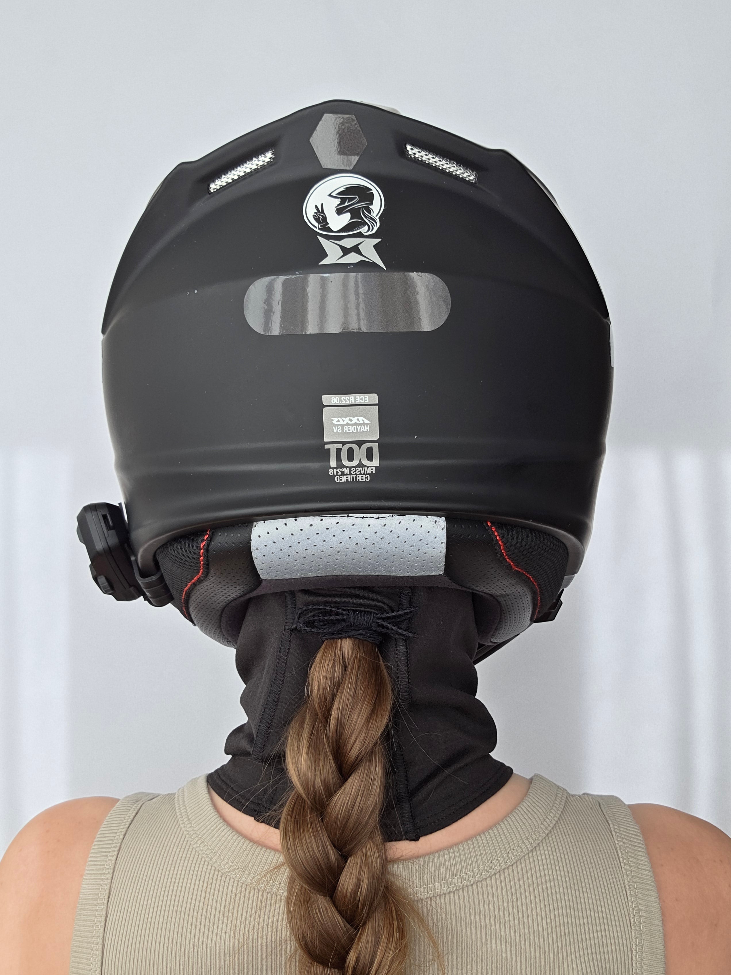 Sturmhaube für Motorradfahrerinnen mit Zopföffnung