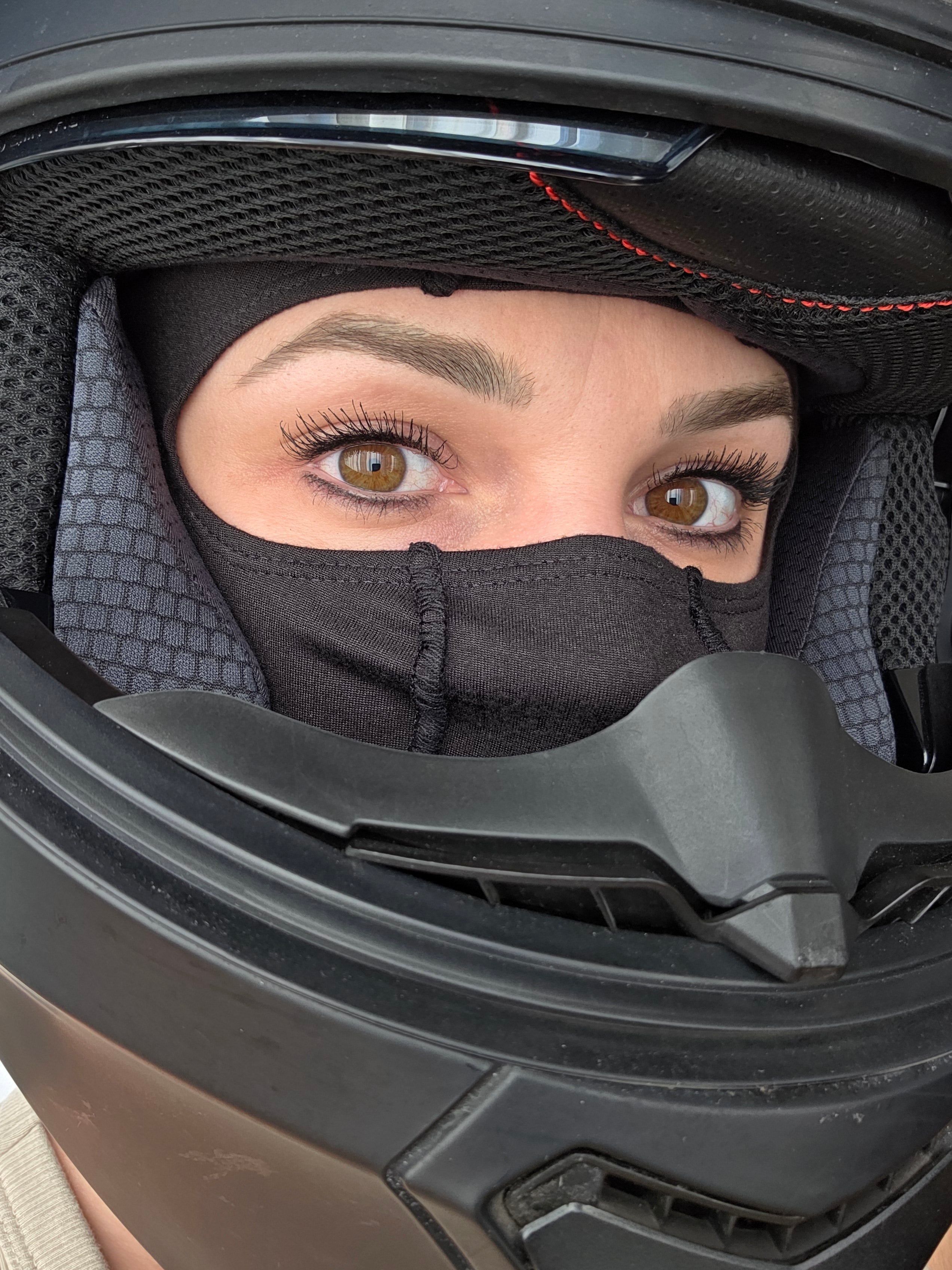 Sturmhaube für Motorradfahrerinnen mit Zopföffnung